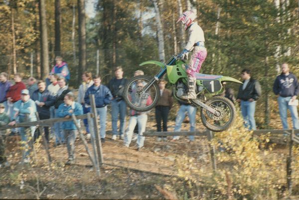 Ruskeasanta SM 125cc1991 Sami Paakkinen loikkaa